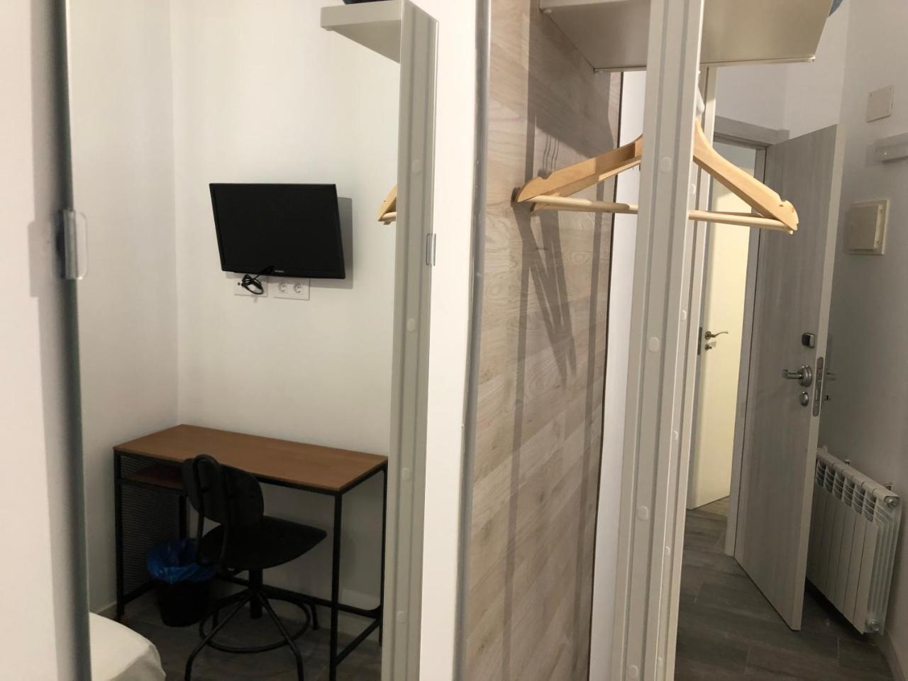 Economy Single Room with Shared Bathroom,746673155:JPEG
